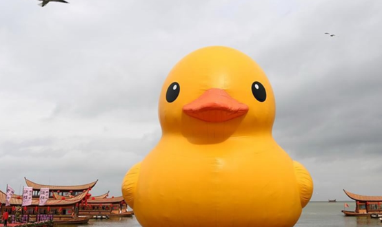 Téann an Giant Rubber Duck isteach i Kunming, Iardheisceart na Síne